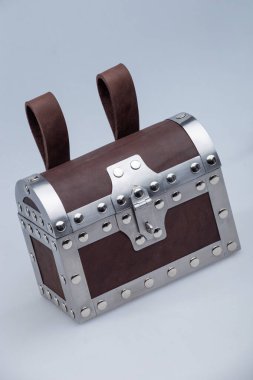 Metal Takımlı Küçük Kahverengi Hazine Sandığı