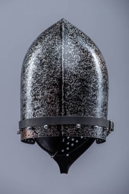 Vizörlü Ortaçağ Şövalyesi Miğferi. Havalandırma delikleri ve menteşeli yüz koruyucusuyla cilalanmış metal kafa koruması..