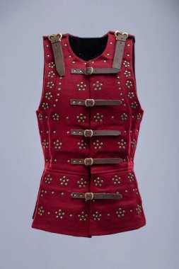 Kızıl Ortaçağ Brigandine ve Studded Detail. Çok sayıda çivili süslemeler ve pirinç tokalı ayarlanabilir deri kayışlar içeren kolsuz gövde zırhı..