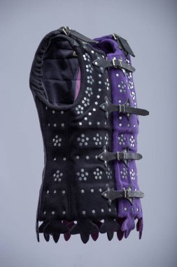 Karşıt Renklerle Orta Çağ Brigandingi. Kolsuz vücut zırhı, çivili plakalar ve tokalı deri kayışlar..