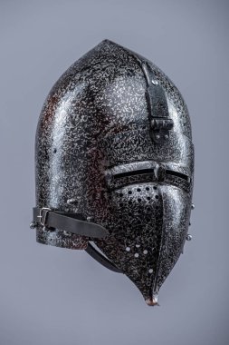 Vizörlü Ortaçağ Şövalyesi Miğferi. Havalandırma delikleri ve menteşeli yüz koruyucusuyla cilalanmış metal kafa koruması..