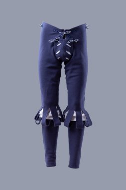 Lacing Detail ile koyu mavi ortaçağ yün pantolonu. Konforlu ve dayanıklı giysi ön bağcıklı klasik bir tasarım içeriyor..