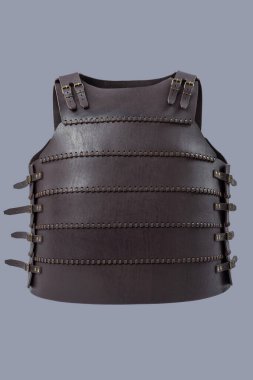 Kahverengi Deri Ortaçağ Gövde Zırhı ve Buckles. Bu kahverengi deri kol kemeri ayarlanabilir kayışlar ve pirinç tokalar gövde koruması sağlar..