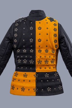 İki Tonluk Ortaçağ Brigandine Zırhı ve Buckles. Benzersiz gövde koruması karşıt sarı ve siyah paneller dekoratif perçinler ve deri kayış kapakları ile.