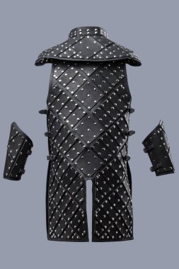 Metal Studs ve Omuz Parçalı Siyah Deri Vücut Zırhı. Dayanıklı ve koruyucu gövde zırhı çivili tasarımı ve ayrı omuz koruyucuları var..