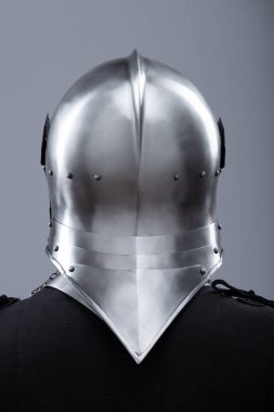 Ortaçağ kaskı, güneşlik ve içecekle birlikte. Parlak gümüş bir ortaçağ salatası kaskında menteşeli bir güneşlik ve boynunu koruyan küçük perçinler bulunur..