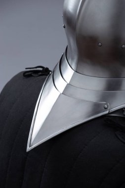 Parlak Metal Boyun Koruma. Ortaçağ zırhı cilalanmış savunmaları gösteriyor.