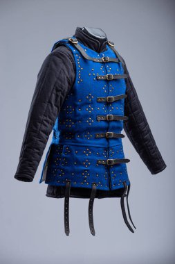 Parlak Mavi Brigandine Zırhı, Studs ve Black Straps. Bu resim parlak mavi bir brigandin zırhı gösteriyor. Sıraları küçük pirinç renkli çiviler ve çoklu siyah deri kayışlar ve gümüş tokalarla korunuyor..