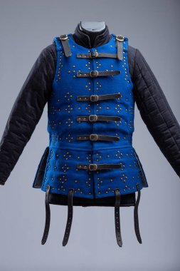 Parlak Mavi Brigandine Zırhı, Studs ve Black Straps. Bu resim parlak mavi bir brigandin zırhı gösteriyor. Sıraları küçük pirinç renkli çiviler ve çoklu siyah deri kayışlar ve gümüş tokalarla korunuyor..