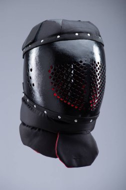 Ejderha Tasarımı ile Siyah Buhurt Eğitim Miğferi. Ortaçağ dövüş sporları ve sıkı eğitim için sağlam bir kafa koruması..