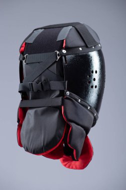 Ejderha Tasarımı ile Siyah Buhurt Eğitim Miğferi. Ortaçağ dövüş sporları ve sıkı eğitim için sağlam bir kafa koruması..