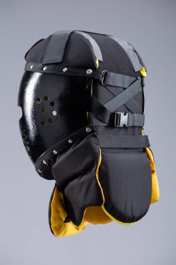 Ortaçağ Savaşları için Modern Siyah Eğitim Miğferi. Tarihi dövüş sanatları ve tam temaslı dövüş için tasarlanmış koruyucu başlık..