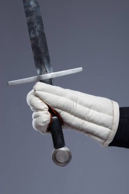 Ortaçağ Kılıç Dövüşü için basit yastıklı eldivenler. Kılıç ve diğer silahlarla korunmak için tasarlanmış rahat bir el koruması..