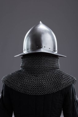 Altın aksanlı ve zincirli zarif Ortaçağ Miğferi. Cilalı bir kapanış, altın bir detay ve zincirli posta içeren sofistike bir kafa koruması..