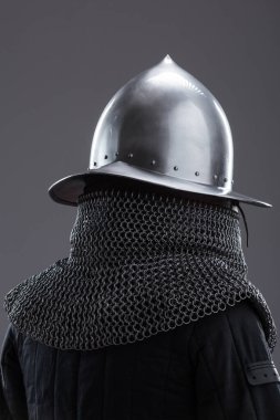 Altın aksanlı ve zincirli zarif Ortaçağ Miğferi. Cilalı bir kapanış, altın bir detay ve zincirli posta içeren sofistike bir kafa koruması..