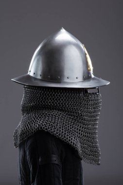 Altın aksanlı ve zincirli zarif Ortaçağ Miğferi. Cilalı bir kapanış, altın bir detay ve zincirli posta içeren sofistike bir kafa koruması..