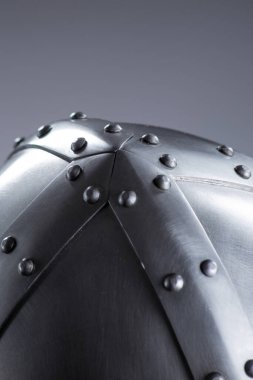 Bir Ortaçağ Miğferinin Yakın Çekim Detayları. Tarihi bir başlığın yapısını ve dokusunu vurgulayan soyut görünüm.