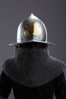 Altın aksanlı ve zincirli zarif Ortaçağ Miğferi. Cilalı bir kapanış, altın bir detay ve zincirli posta içeren sofistike bir kafa koruması..