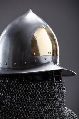 Altın aksanlı ve zincirli zarif Ortaçağ Miğferi. Cilalı bir kapanış, altın bir detay ve zincirli posta içeren sofistike bir kafa koruması..