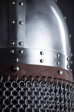 Deri bant ve zincirli perçinli metal miğfer. Metal plakalar, deri kayışlar ve zincirli postalardan oluşan tarihi bir miğferin yakın plan görüntüsü..