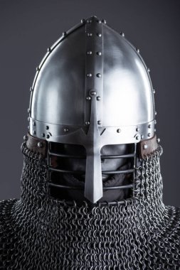 Basit Ortaçağ Şövalyesi 'nin Zincirli Burun Kaskı. Klasik baş koruması, merkezi bir burun koruyucusu ve zincirli yaka..