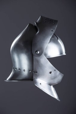 Ortaçağ Şövalyesi 'nin Parlak Çelik Kaskı. Orta Çağ şövalyelerinin taktığı parlak, tarihi bir başlığın detaylı fotoğrafı..