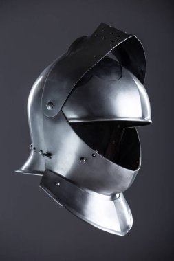 Ortaçağ Şövalyesi 'nin Parlak Çelik Kaskı. Orta Çağ şövalyelerinin taktığı parlak, tarihi bir başlığın detaylı fotoğrafı..
