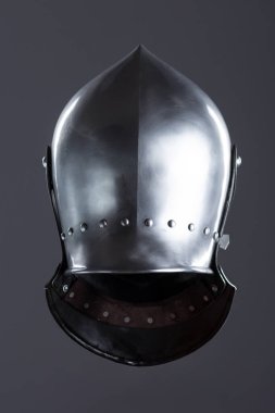 Performanslı gümüş ortaçağ zırhlı miğferi. Bu parlak gümüş kuyruklu yıldız yuvarlak bir kafatası, koruyucu bir içecek ve birden fazla küçük delikli bir güneşlik içerir..