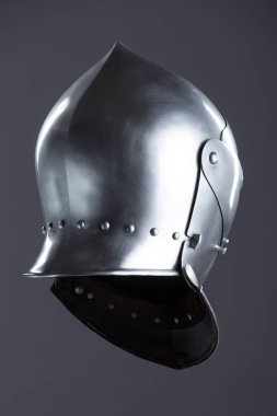 Performanslı gümüş ortaçağ zırhlı miğferi. Bu parlak gümüş kuyruklu yıldız yuvarlak bir kafatası, koruyucu bir içecek ve birden fazla küçük delikli bir güneşlik içerir..