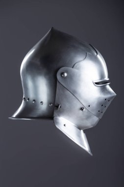 Performanslı gümüş ortaçağ zırhlı miğferi. Bu parlak gümüş kuyruklu yıldız yuvarlak bir kafatası, koruyucu bir içecek ve birden fazla küçük delikli bir güneşlik içerir..