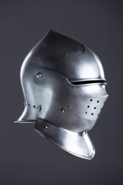 Performanslı gümüş ortaçağ zırhlı miğferi. Bu parlak gümüş kuyruklu yıldız yuvarlak bir kafatası, koruyucu bir içecek ve birden fazla küçük delikli bir güneşlik içerir..