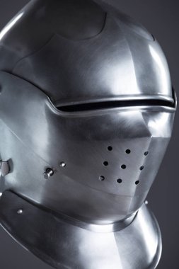 Performanslı gümüş ortaçağ zırhlı miğferi. Bu parlak gümüş kuyruklu yıldız yuvarlak bir kafatası, koruyucu bir içecek ve birden fazla küçük delikli bir güneşlik içerir..