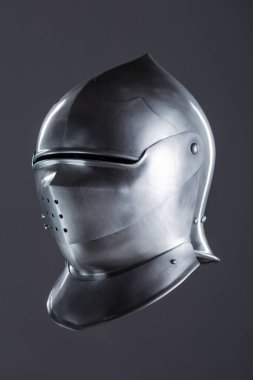 Performanslı gümüş ortaçağ zırhlı miğferi. Bu parlak gümüş kuyruklu yıldız yuvarlak bir kafatası, koruyucu bir içecek ve birden fazla küçük delikli bir güneşlik içerir..