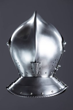 Parlak Gümüş Ortaçağ Kasklı, vizörlü. Bu parlak gümüş kuyrukluyıldız, ortaçağ tarzında tam baş koruması sunan menteşeli bir güneşlik ve içeceğe sahip..