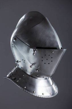 Parlak Gümüş Ortaçağ Kasklı, vizörlü. Bu parlak gümüş kuyrukluyıldız, ortaçağ tarzında tam baş koruması sunan menteşeli bir güneşlik ve içeceğe sahip..