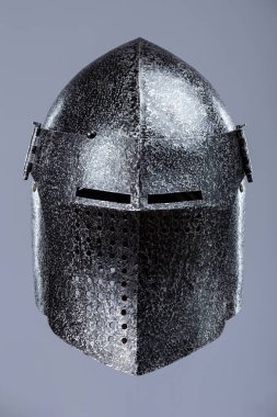 Koyu Çelik Ortaçağ Şövalye Miğferi. Savaş eskimiş baş koruması ve dar göz yarıkları..
