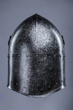 Kapalı Ortaçağ Şövalyesi 'nin Küçük Performanslı Kaskı. Bu resim kapalı bir ortaçağ şövalyesinin miğferini gösteriyor. Muhtemelen çelikten yapılmış. Sivri uçlu, havalandırma ve görüş için küçük delikleri var..