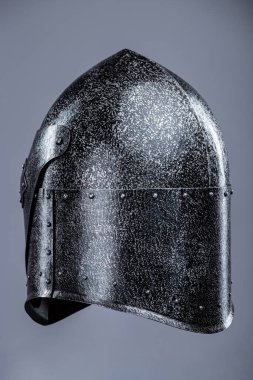 Kapalı Ortaçağ Şövalyesi 'nin Küçük Performanslı Kaskı. Bu resim kapalı bir ortaçağ şövalyesinin miğferini gösteriyor. Muhtemelen çelikten yapılmış. Sivri uçlu, havalandırma ve görüş için küçük delikleri var..