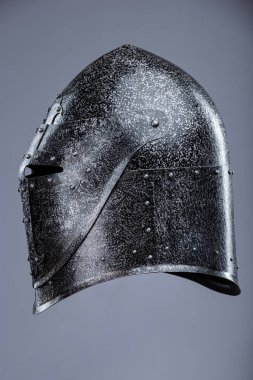 Kapalı Ortaçağ Şövalyesi 'nin Küçük Performanslı Kaskı. Bu resim kapalı bir ortaçağ şövalyesinin miğferini gösteriyor. Muhtemelen çelikten yapılmış. Sivri uçlu, havalandırma ve görüş için küçük delikleri var..
