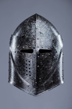 Kapalı Ortaçağ Şövalyesi 'nin Küçük Performanslı Kaskı. Bu resim kapalı bir ortaçağ şövalyesinin miğferini gösteriyor. Muhtemelen çelikten yapılmış. Sivri uçlu, havalandırma ve görüş için küçük delikleri var..