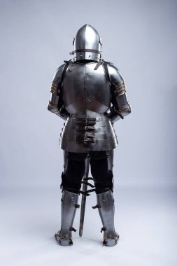 14. Yüzyıl Şövalyesi Zırhlı Zırhı. Miğfer, göğüs zırhı, eldivenler ve örgü de dahil olmak üzere ortaçağ koruyucu giysilerinin etkileyici bir görüntüsü.