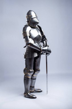 14. Yüzyıl Şövalyesi Zırhlı Zırhı. Miğfer, göğüs zırhı, eldivenler ve örgü de dahil olmak üzere ortaçağ koruyucu giysilerinin etkileyici bir görüntüsü.
