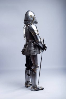 14. Yüzyıl Şövalyesi Zırhlı Zırhı. Miğfer, göğüs zırhı, eldivenler ve örgü de dahil olmak üzere ortaçağ koruyucu giysilerinin etkileyici bir görüntüsü.