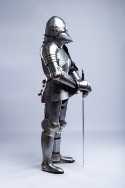 14. Yüzyıl Şövalyesi Zırhlı Zırhı. Miğfer, göğüs zırhı, eldivenler ve örgü de dahil olmak üzere ortaçağ koruyucu giysilerinin etkileyici bir görüntüsü.