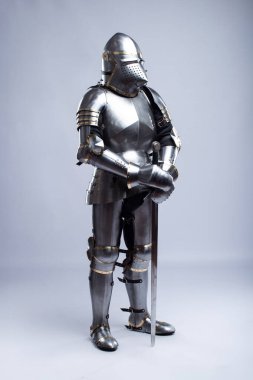 14. Yüzyıl Şövalyesi Zırhlı Zırhı. Miğfer, göğüs zırhı, eldivenler ve örgü de dahil olmak üzere ortaçağ koruyucu giysilerinin etkileyici bir görüntüsü.