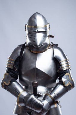 14. Yüzyıl Şövalyesi Zırhlı Zırhı. Miğfer, göğüs zırhı, eldivenler ve örgü de dahil olmak üzere ortaçağ koruyucu giysilerinin etkileyici bir görüntüsü.