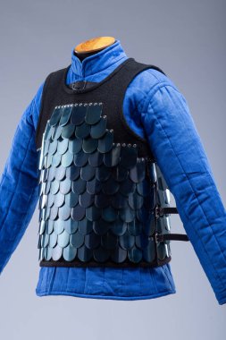 Bizans Lamellar Zırhı. Üst üste binen metal plakalarla bir kumaş tabanına yerleştirilmiş zırhı ölçekle.