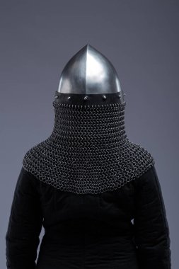 Norman Helmet ve Chainmail Aventail. Ortaçağ baş koruması, burun barı ve zincirli boyun koruması..