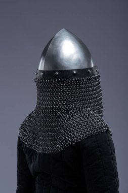 Norman Helmet ve Chainmail Aventail. Ortaçağ baş koruması, burun barı ve zincirli boyun koruması..
