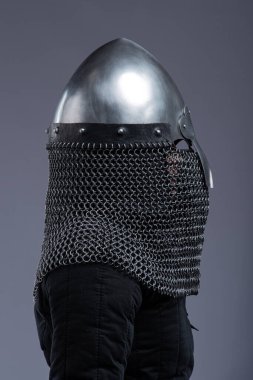Norman Helmet ve Chainmail Aventail. Ortaçağ baş koruması, burun barı ve zincirli boyun koruması..